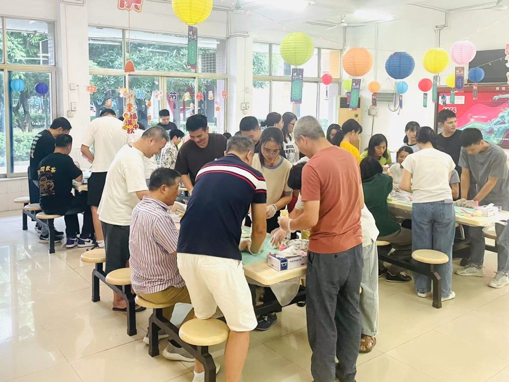 團(tuán)圓迎中秋，巧手做月餅